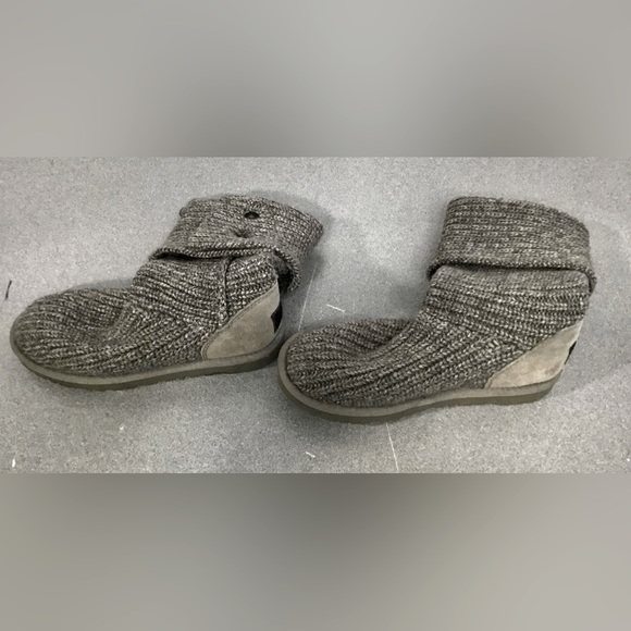 LikeNew Ugg Classic Cardy Gray SweaterKnit KneeHigh Button-Up Foldover Boots Sz6 - Picture 4 of 8
